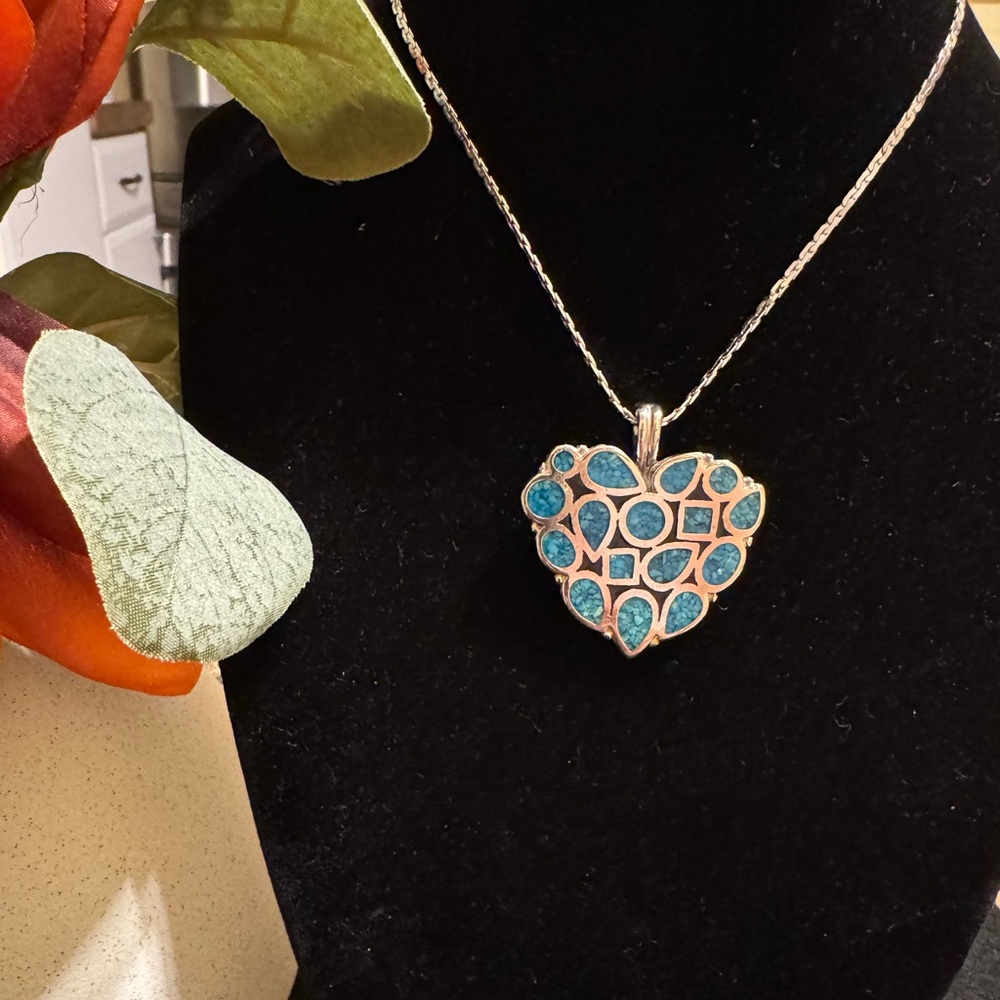 VTG 1970s Trifari silver tone heart shaped pendant necklace w/inlaid turquoise